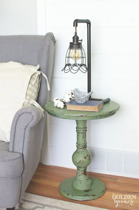 Side Table Ideas, Painted End Tables, Styl Shabby Chic, Diy Side Table, Diy End Tables, Western Furniture, Diy Furniture Table, Refurbished Furniture, Diy Furniture Projects