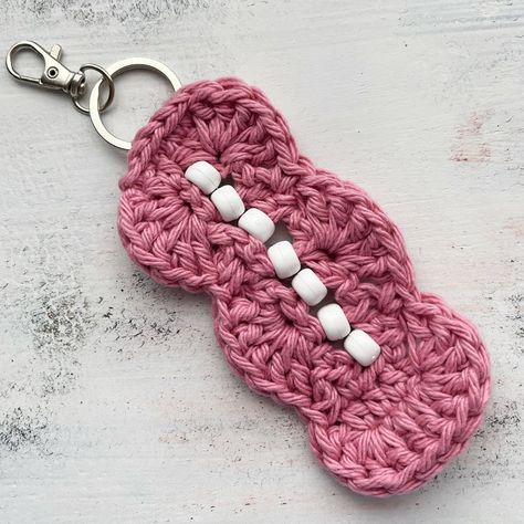 Learn how to make a fidget keychain with beads with this free crochet pattern and tutorial from Hooked for Life Publishing. Fidget Keychain Crochet, Crochet Fidget Flower With Beads, Crochet Beaded Keychain Pattern, Crochet Fidget Keychain Pattern, Free Crochet Fidget Pattern, Crochet Fidget Keychain Free Pattern, Crochet Fidget Toys Pattern, Free Crochet Fidget Toy Patterns, Crocheted Fidget Toys