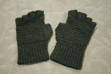 Crochet Men's fingerless gloves the pattern also has instructions for full finger gloves in mens and ladies sizes and gloves with slits in half way up enjoy Crochet Mens, Crocheted Gloves, Crochet Kids Blanket, Hand Mittens, Crochet Mitts, Gloves Crochet, Fingerless Gloves Crochet Pattern, Finger Crochet, Crochet Men