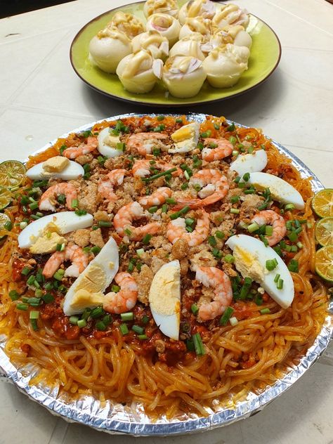 Pancit Palabok Recipe Filipino Food, Pinoy Lunch Ideas, Filipino Food Party, Pancit Palabok, Dr Food, Food Plates, Filipino Cuisine, Farewell Party, Sleepover Food