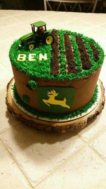 For the grass Tractor Birthday Cakes, John Deere Cake, Farm Birthday Cakes, John Deere Birthday Party, 4de Verjaardag, John Deere Birthday, Tractor Cake, Tractor Birthday Party, Farm Cake