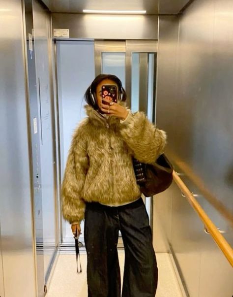 Fit Coat Outfit, Shearling Jacket Aesthetic, Knitwear Set Outfit, Fur Coats Outfits, Long Fur Coat Outfit Classy, Styling A Fur Coat, Fur Bomberjack Outfit, Nyc Fits Fall, Long Fur Jacket Outfit