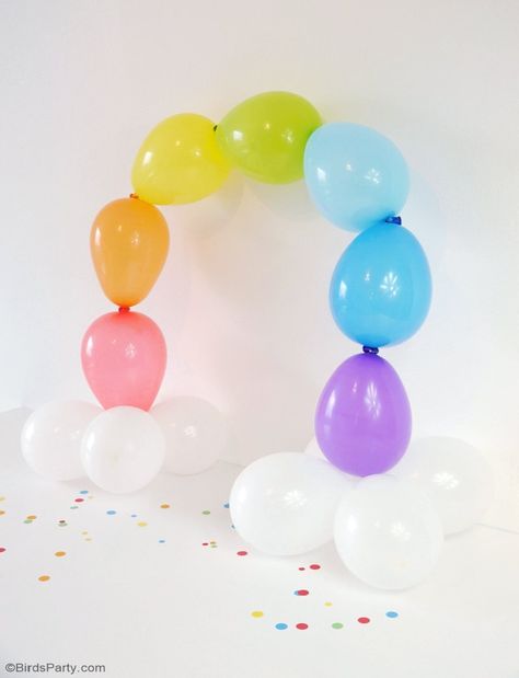 DIY Easy Rainbow Balloon Arch - make this party decor for your Saint Patrick's Day celebration or birthday, without the need for helium or wire frames! | BirdsParty.com Gökkuşaği Pasta, Rainbow Balloon Arch, Balloon Arch Diy, Trendy Party Decor, Deco Ballon, Anniversaire Diy, Colorful Birthday Party, Diy Balloon Decorations, Diy Rainbow