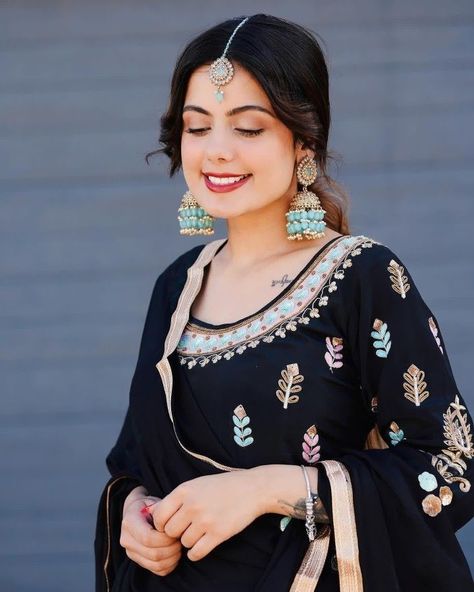 Sardarni Dp, Sardar Fashion, Punjabi Models, Bridal Songs, Celebrity Fashion Looks, Romantic Photos Couples, Stylish Dpz, Beautiful Pakistani Dresses, Girls Dp Stylish