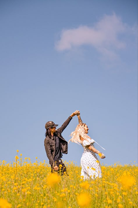 Meadow Couple Aesthetic, Couple On Grass Aesthetic, Couple Shoot In Flower Field, Couple Picking Flowers, Couple Tulip Field, Canola Field Photoshoot Couple, Proposal In Flower Field, Flower Couple Aesthetic, Couple Photoshoot In Flower Field