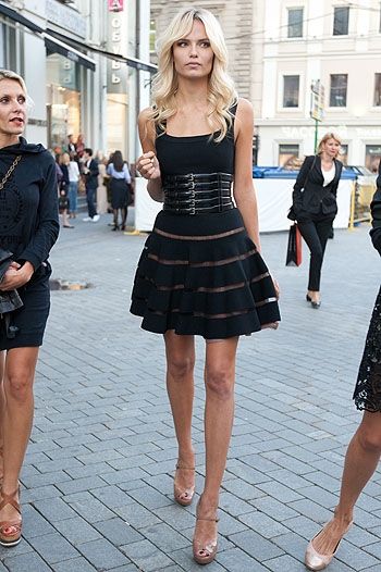 alaia with belt perfection Alaia Dress, Natasha Poly, Walking Down The Street, Looks Black, Outfit Combinations, Passion For Fashion, Flare Dress, Skater Skirt, Dress To Impress