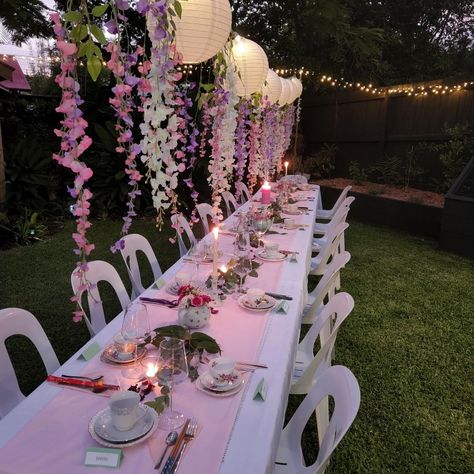 Long Table For Birthday Dinner, 21 Birthday Backyard Party Ideas, Birthday Lunch At Restaurant Decor, Birthday Dinner Ideas Outside, 21st Party Aesthetic, Cute Birthday Dinner Ideas, 21 Brunch Birthday, Fancy 21st Birthday Party, Elegant 21st Birthday Party Ideas