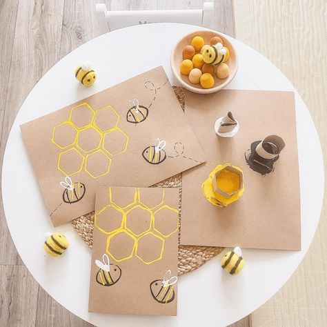 J e s s i c a on Instagram: Toilet roll Printing • Instagram Bee Hive Craft, Bee Crafts For Kids, Bee Themed Classroom, Bugs Preschool, Bee Activities, Roll Craft, Toilet Roll Craft, Toddler Arts And Crafts, Garden Art Crafts