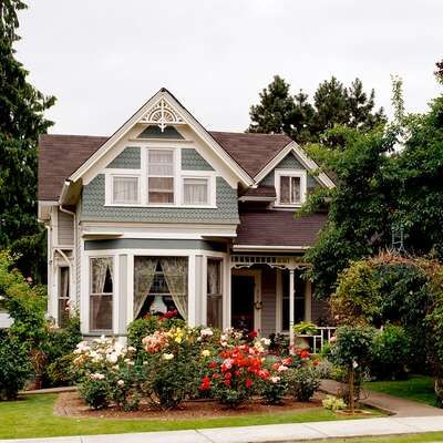 17 Victorian-Style Houses with Stunning Decorative Details Upstate House, Victorian Homes Exterior, Victorian Exterior, Victorian Style House, Victorian Style Homes, Colonial Style Homes, French Style Homes, Mediterranean Style Homes, Cottage Style Homes