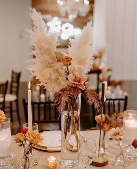 boho feather centerpieces wedding day on table at reception neutral florals Floral Boho Decor, Glam Rustic Wedding, Farmhouse Wedding Centerpieces, Glam Boho Wedding, Summer Ranch Wedding, Boho Glam Decor, Bohemian Wedding Centerpieces, Wedding Welcome Table, Boho Glam Wedding