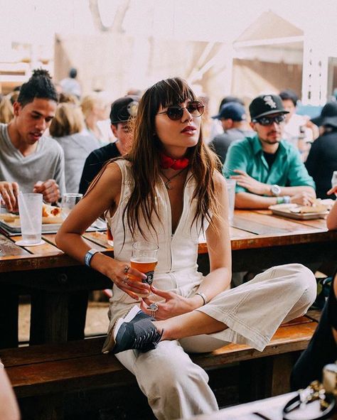 Pin for Later: 100 Easy and Breezy Summer Outfit Ideas A White Sleeveless Workman Jumpsuit and Black Sneakers Austin Texas Style, Sxsw Outfit, Sxsw Fashion, Reef Girls, Natalie Off Duty, Austin Style, Jumper Style, White Jumper, Texas Style