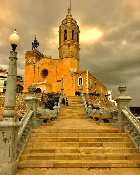 Iglesia de Sant Bartomeu y Santa Tecla de Sitges. ~~~~~~~~~~~~~~~~~~~~~~~~~~~~~~~~~ #sitges #sitgesbeach #sitgesanytime #sitgesfilmfestival… Sitges, Notre Dame, Building, Travel, Santa Tecla