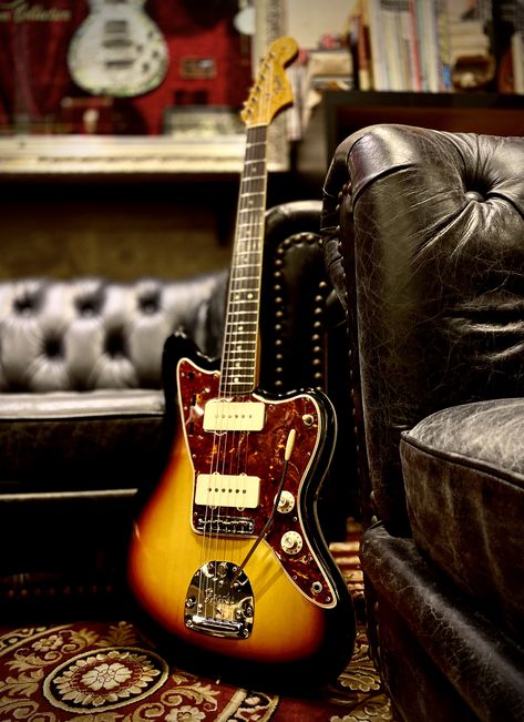 Fender Jazzmaster Vintage, Fender Guitars Telecaster, Guitar Smash, Jazzmaster Guitar, Vintage Guitar Amps, Fender Jazzmaster, Learn Guitar Chords, Fender Jazz, Electric Guitar Design