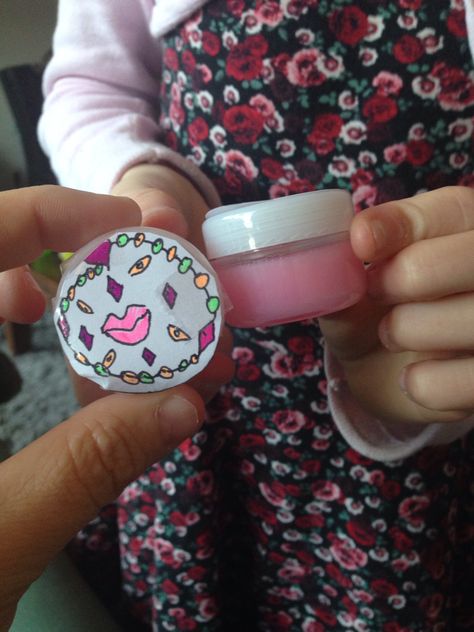 Mijn dochter van 8 jaar begint al net zo creatief te worden als ik, dus toen ze met de vraag kwam of ze zelf lipgloss mocht maken, was ik meteen enthousiast! Ze had dit op televisie gezien, het daa... Diy Lipgloss, Diy Lip Gloss, Round Robin, Beginner Meal Planning, Beauty Party, Party Projects, Bear Party, Glitter Party, Diy Presents