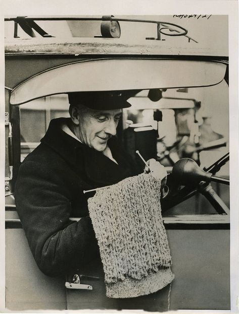 Strangely Captivating Vintage Photos of People Knitting - Atlas Obscura Taxicab driver knitting between fares, London, c. 1940. Vintage Photos Of People, Vintage Foto's, Knitting Humor, Photos Of People, Atlas Obscura, Knit Art, Knitting Blogs, Hand Crochet Baby Blanket, People Photos