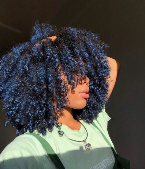 These blue highlights are juuussttt 😍😍💙 Hair Growth Formula, Dyed Curly Hair, Pelo Afro, Dyed Natural Hair, Natural Hair Inspiration, Natural Hair Tips, Natural Curls, Afro Hairstyles, Aesthetic Hair