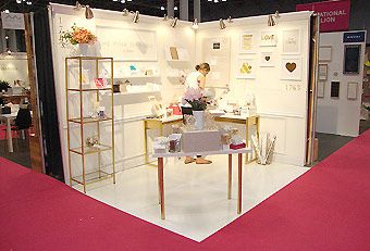 The Pink Orange: frames Bazaar Booth, Booth Display Ideas Diy, Art Festival Booth, Rak Display, Jewelry Shop Display, Expo Stand, Booth Designs, Booth Decor, Trade Show Booth