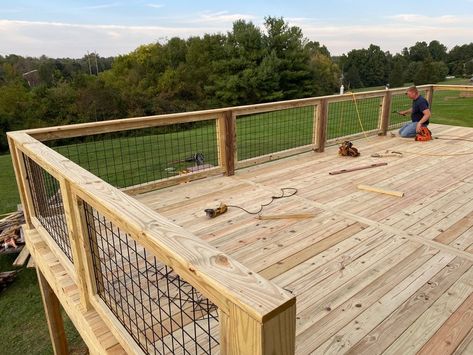 Deck Design Ideas Layout Outdoor Living, Deck Railing Ideas Rebar, Upper Deck Railing, Hotwire Deck Railing, Alternative Deck Railing Ideas, Farmhouse Deck Railing Ideas, Rustic Deck Railing Ideas, Deck Railing Ideas Diy Cheap, Cattle Panel Deck Railing