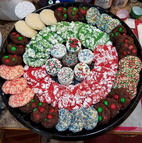 Candy Tray Ideas, Plate Food Presentation, Christmas Dainties, Cookie Tray Ideas, Christmas Gift Cookies, December Baking, Cookie Platter Ideas, Christmas Dessert Board, Cookies Platter