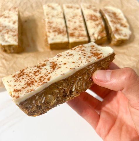 Pumpkin Spice Protein Bars - Calla's Clean Eats Pumpkin Protein Bars, Homemade Bars, Pumpkin Protein, 2b Mindset, Protein Bars Homemade, Homemade Pumpkin Spice, Protein Bar Recipes, Protein Treats, Protein Bites