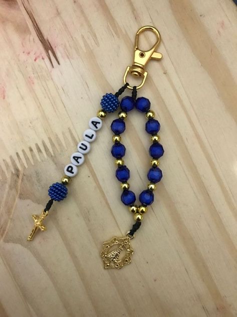 Rosary Ideas, Jewels Diy, Christian Bracelets, Handmade Keychains, Bead Charms Diy, Beaded Jewels, Diy Bracelet Designs, Catholic Jewelry, Handbag Charms