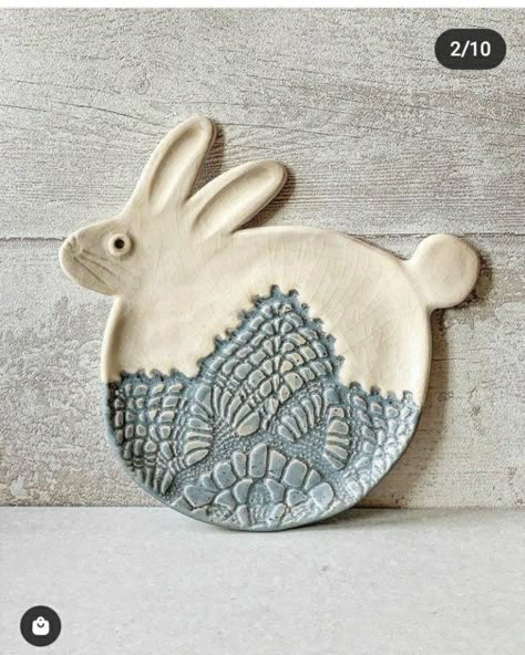 Pottery Easter Ideas, Easter Ceramics Ideas, Zodiac Pottery, Easter Pottery Ideas, Spring Pottery, Easter Pottery, Pottery Jars, Kids Pottery, Pottery Handbuilding