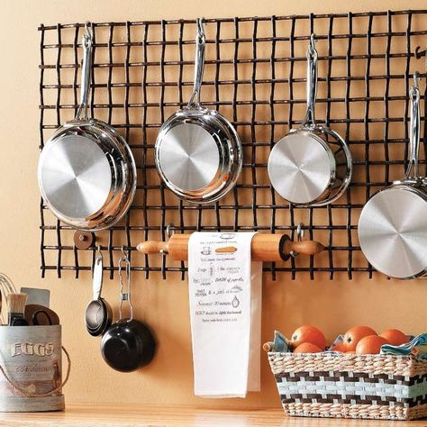 Hanging kitchen wall grid Wall Mounted Pot Rack, Kitchen Utensils Design, Kitchen Wall Storage, Diy Storage Rack, Pan Storage, Kitchen Wall Hangings, Diy Kitchen Storage, Kitchen Upgrades, Pot Rack