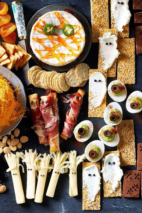 Halloween Snacks Charcuterie, Healthy Halloween Board, Halloween Meat Snacks, Halloween Dinner Entree, Bat Charcuterie Board, Halloween Charcuterie Board For Adults, Halloween Bbq Food, Halloween Charcuterie Board Ideas Adult, Halloween Savoury Snacks