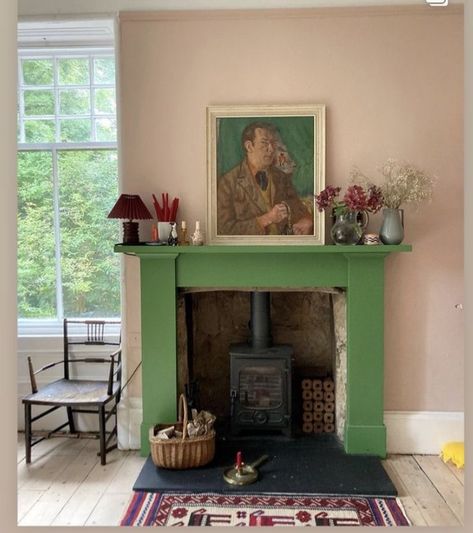 Pink And Green Room, New Home Decorating Ideas, Office Decor Creative, Tenement Flat, Industrial Home Office, Industrial Home, Green Room, Eclectic Home, Front Room