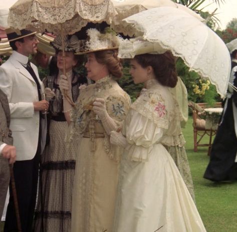 Merchant Ivory, Edwardian Aesthetic, 1900 Dress, Victorian Era Dresses, Edwardian Costumes, Garden Party Outfit, A Room With A View, Best Costume, Historical Movies