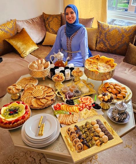 Middle Eastern Table Setting, Arabic Breakfast, Morocco Food, Food Set Up, Elegant Food, Moroccan Spices, Algerian Recipes, Lunch Buffet, Breakfast Party