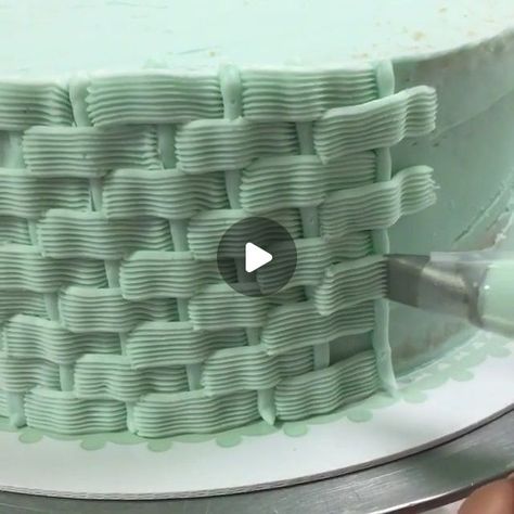 🧐How to do a basket weave piping with buttercream👍🏼💕 __ 🎥: @lillyluvscakes 🤗 Follow @merri.bakes for more cake decorati... | Instagram Basket Weave Cakes, Basket Weave Cake Design, Basket Cake Tutorial, Basket Weave Cake, Flower Basket Cake, Cake Basket, Two Tier Cake, Cake Decorating For Beginners, Patterned Cake