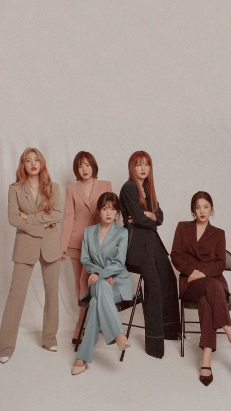 Group Standing Pose, Red Velvet Wallpaper, Yearbook Photoshoot, Group Photo Poses, Group Picture Poses, Friendship Photoshoot, Group Poses, Season Greetings, Velvet Wallpaper