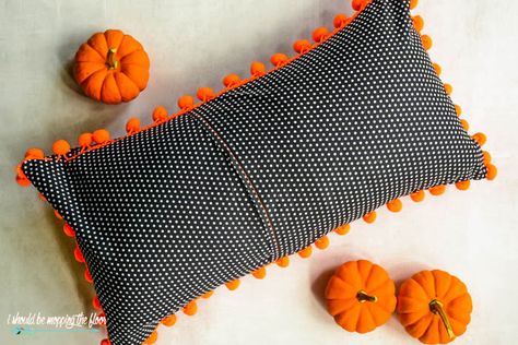 Long Decorative Pillow, Diy Cushion Covers, Trick Or Treat Svg, Pillow Covers Pattern, Mom Things, Pillows Decorative Diy, Diy Pillow Covers, Roll Pillow, Scrap Fabric Crafts