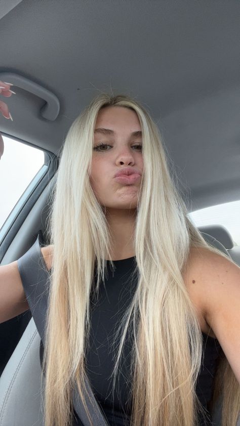 Blonde long hair Blonde Hair Highlights And Lowlights, Very Blonde Hair, Blonde Highlighted Hair, Girls With Blonde Hair, Blonde Hair Blue Eyes Makeup, Blonde Straight Hair, Blonde Hair Goals, Summer Blonde Hair, Highlighted Hair