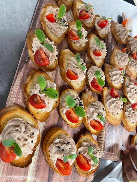 Toasted barguette slices toped with blended tuna, mayo, olive oil, lemon juice and seasonings. Tuna Canape, Tuna Toast, Tuna Mayo, Lemon Juice, Moose, Olive Oil, Toast, Juice, Lemon