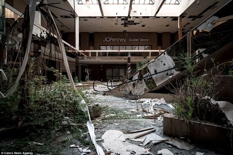 The mall's abandoned JCPenny outlet store faces the chaos and nature reclamation currently taking place at Rolling Acres Mall Abandoned Shopping Malls, Tmnt Liz, Abandon Mall, Abandoned Shop, Zombie Core, Abandoned Store, Environment Aesthetic, Shopping Snap, Abandoned Mall