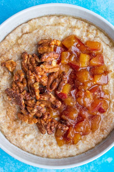 Start the day with this warming bowl of apple pie porridge. Use almond milk for a vegan spin on this healthy breakfast and add the cooked chopped apple and some crunchy roasted walnuts which have been drizzled with honey before being toasted in the oven. Yum! #applepie #appliepieporridge #porridgerecipes #healthybreakfast Breakfast Ideas With Apples Healthy, Crockpot Apple Pie, Apple Porridge, Breakfast On A Budget, Healthy Apple Pie, Apple Breakfast, Breakfast Porridge, Healthy Budget, Perfect Healthy Breakfast