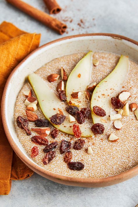 Porridge mal anders: Unser Amaranth-Porridge punktet nicht nur mit den gesunden und leckeren kleinen Körnchen, sondern auch mit knackigen Mandeln, fruchtiger Birne und süßen Rosinen. Verfeinert wird das sättigende Frühstück mit Zimt und Ahornsirup. #eatbetter #eatbettertogether #porridge #amaranthporridge #frühstück Amaranth Porridge, Eat Better, Amaranth, Overnight Oats, Hummus, Camembert Cheese, Oats, Meal Planning, Cheese