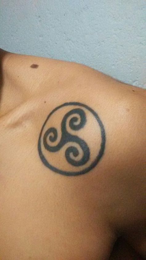 This is my tattoo. this is a Toltec symbol representing the perfect combination of mind body and soul and the ring around it representing the evolution this takes you to . Toltec Tattoos, Soul Symbol Tattoo, Body Mind Soul Tattoo, Body And Soul Tattoo, Soul Symbol, Back Tats, Soul Tattoo, Symbol Tattoo, Symbol Tattoos