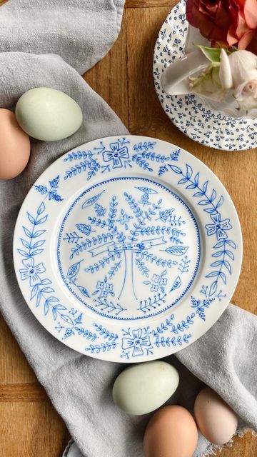 Fernway Home | Elijah & Daisy on Instagram: "DIY PAINTED PLATES👇 SUPPLIES// -PEBEO Porcelaine 150 Fine Tip Marker in Blue -Porcelain plate -Rubbing alcohol or water -Q-tips -Paper Towel STEPS// 1. Start with clean & dry plate! 2. Shake the pen & dab repeatedly until ink surfaces. 3. Begin drawing! I like to think symmetrically when creating these, but it’s completely up to you! 4. Once you are done, air dry for 24 hours. Then, bake in oven for 35 min at 300F. 5. Gift to a friend (or to your Diy Porcelain Plate Art, Porcelain Plate Painting, Drawing On Plates, Porcelain Pens, Pebeo Paint, Pebeo Porcelaine 150, School Door Decorations, Painted Ceramic Plates, Pottery Painting Designs