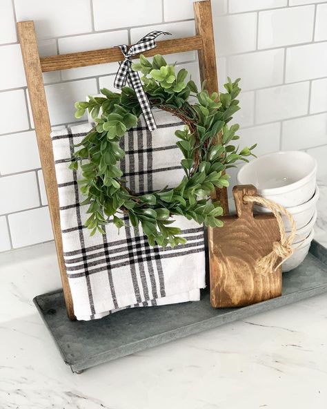 Mini Ladder Decor Ideas, Mini Ladder Decor, Wooden Ladder Decor, Ladder Kitchen, Mini Boxwood Wreath, Xmas Kitchen, Rustic Centerpiece, Towel Ladder, Modern Farmhouse Home Decor