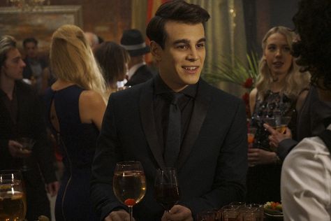 ‘Shadowhunters’ 2×08 Review: ‘Love is a Devil’ – TMI Source Alberto Rosende, Shadowhunters Series, Shadowhunters Cast, Simon Lewis, Team Jacob, Isabelle Lightwood, Alec Lightwood, Popular Shows, New Star Wars