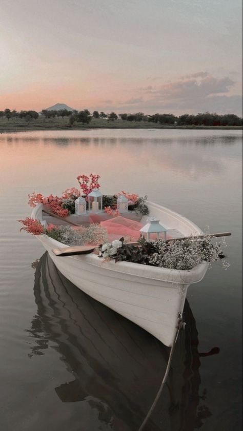 Boat Photoshoot, Romantic Dinner Decoration, Dream Dates, Personal Retreat, Romantic Date Night Ideas, Picnic Inspiration, Cute Date Ideas, Romantic Picnics, Dream Date