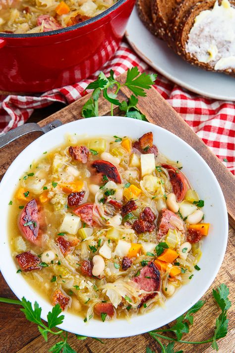 Sourkrout Recipes, Kielbasa Sauerkraut, Bacon Beans, Soup With Bacon, Sauerkraut Soup, Soups Stews Chilis, Sauerkraut Recipes, Cooking Easy, Savory Soups