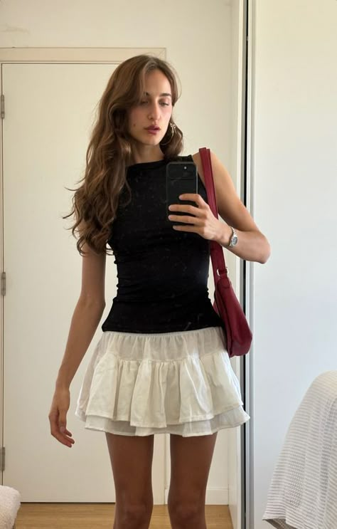 Mini Skirt Work Outfit Summer, Styling White Mini Skirt, Pleated Miniskirt Outfits, White Mini Skirt Summer Outfit, Outfits With White Mini Skirt, Ruffle White Skirt Outfit, Mini Skirt White Outfit, White Mini Skirt Outfit Ideas, Fall White Skirt Outfits