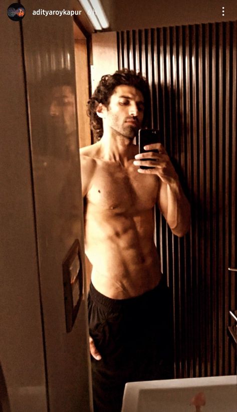 Aditya Roy Kapoor, Aditya Roy Kapur, Handsome Indian Men, Roy Kapoor, Rockstar Aesthetic, Awkward Family Photos, Male Fitness Models, Indian Man, Boy Photography Poses