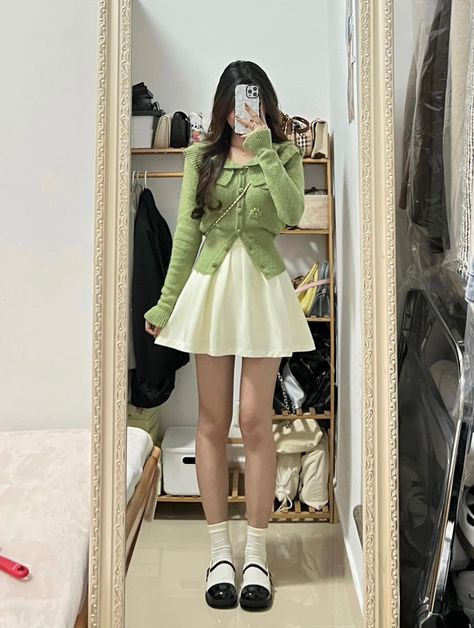 Green Cute Outfits Korean, Korean Outfits Green, Green Outfit Korean, Cute Outfits Korean, Green Skirt Outfits, Skirt Outfits Korean, Green Outfits, Outfit Korean, Everyday Fashion Outfits