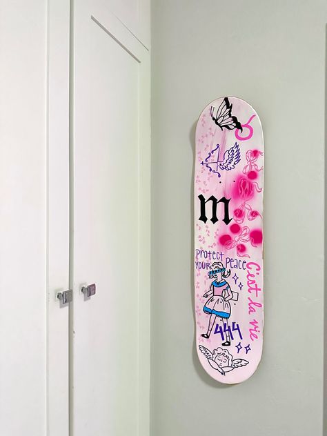 Skateboard Deck Art Aesthetic, Snowboard Doodle, Skateboard Deck Art Diy Paint, Painting Skateboards, Skateboard Room Decor Wall Art, Painted Skateboard Wall Art, Skate Deck Wall Art, Painting 2023, Painted Skateboard