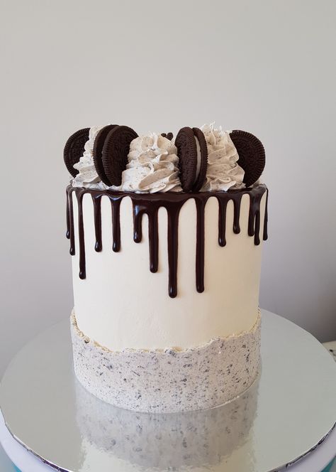 Simple Oreo Cake Design, Oreo Birthday Cake Ideas, Oreo Cake Decorating Ideas, Oreo Cake Ideas, Unisex Birthday Cake, Oreo Cake Designs, Simple Drip Cake, Cookies N Cream Cake, Buttercream Drip Cake